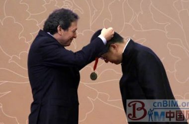 普利兹克奖在人民大会堂颁奖，中国建筑师王澍领奖-BIM建筑网