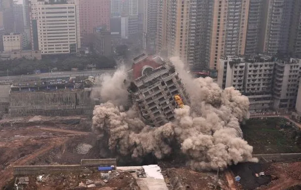 重庆20层高楼爆破拆除全过程仅2秒 重庆20层高楼爆破拆除全过程仅2秒