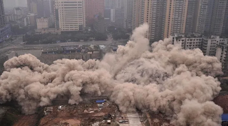 重庆20层高楼爆破拆除全过程仅2秒 重庆20层高楼爆破拆除全过程仅2秒