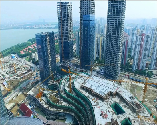 “苏州中心”成功封顶 “城市共生体”呼之欲出 “苏州中心”成功封顶 “城市共生体”呼之欲出