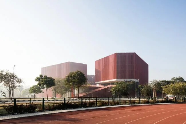 BIM建筑|火红色衬着年夜地，喧哗和安静并存：塔帕年夜学学生宿舍一期工程