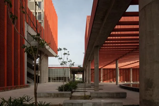 BIM建筑|火红色衬着年夜地，喧哗和安静并存：塔帕年夜学学生宿舍一期工程