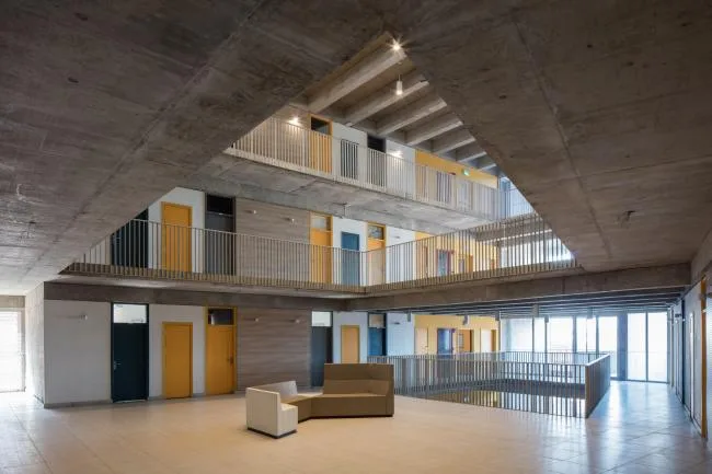 BIM建筑|火红色衬着年夜地，喧哗和安静并存：塔帕年夜学学生宿舍一期工程