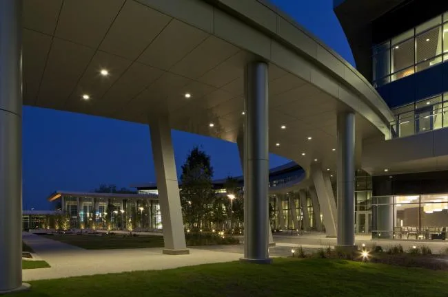 BIM建筑|停泊于密歇根胡畔的白色邮轮：西北年夜学瑞安-沃尔特体育中间 / 美国帕金斯威尔建筑事务所