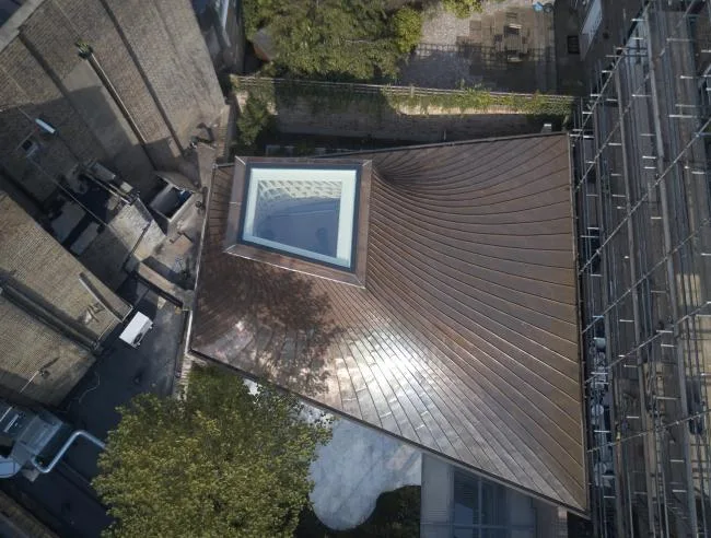 BIM建筑|弧曲屋顶瞻仰天空，栖身空间深埋年夜地——伦敦隐秘的花圃室第