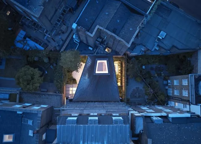 BIM建筑|弧曲屋顶瞻仰天空，栖身空间深埋年夜地——伦敦隐秘的花圃室第