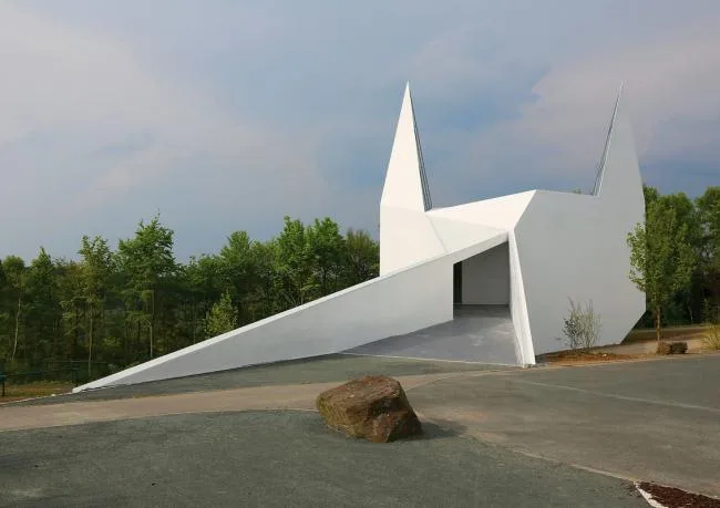 BIM建筑|几何象形般的三围体块：西格兰白色村落教堂/schneider+schumacher