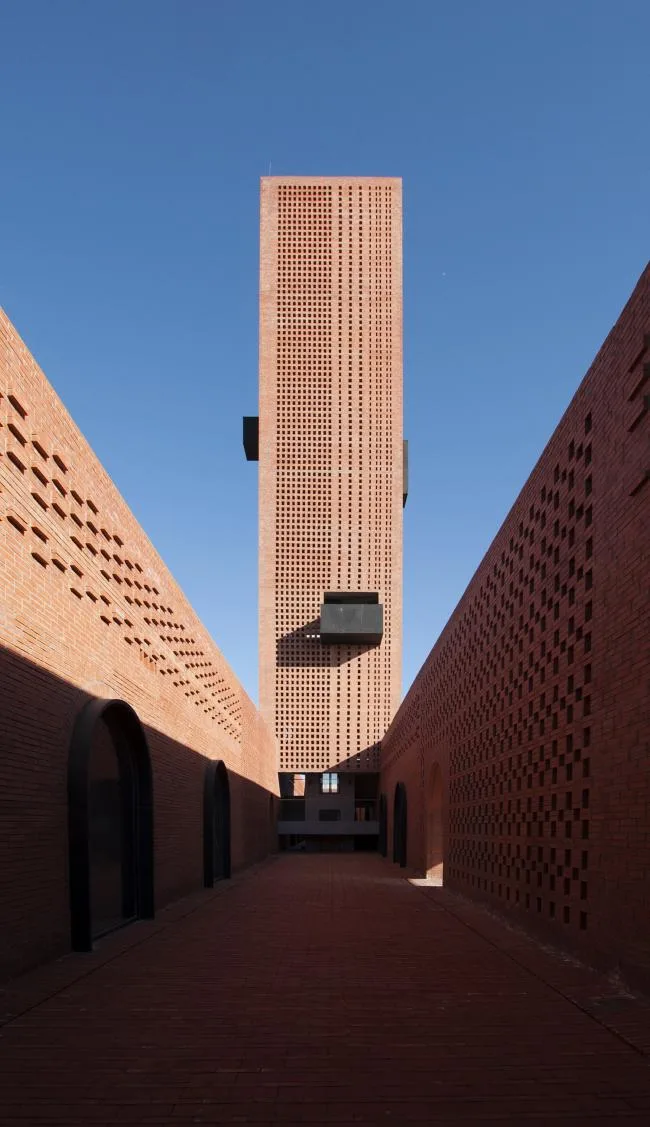 BIM建筑|湿地中的红砖塔 / 空格建筑