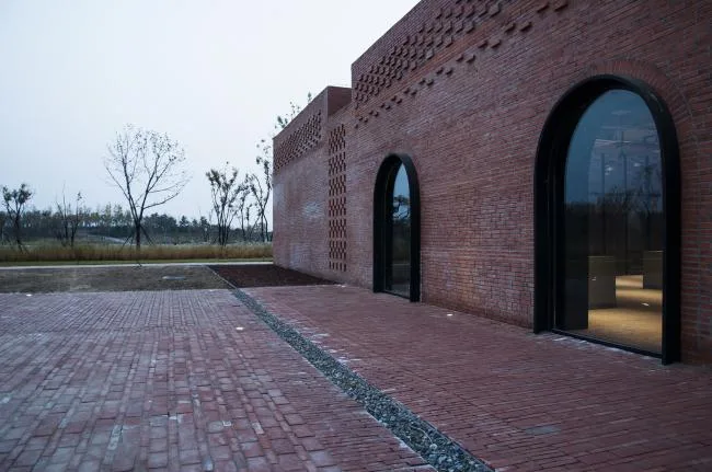 BIM建筑|湿地中的红砖塔 / 空格建筑