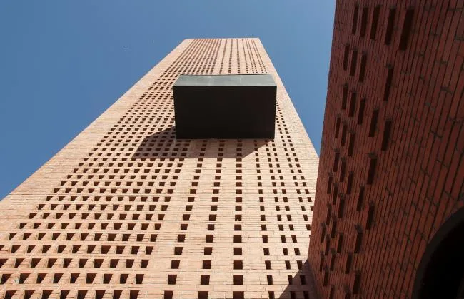 BIM建筑|湿地中的红砖塔 / 空格建筑