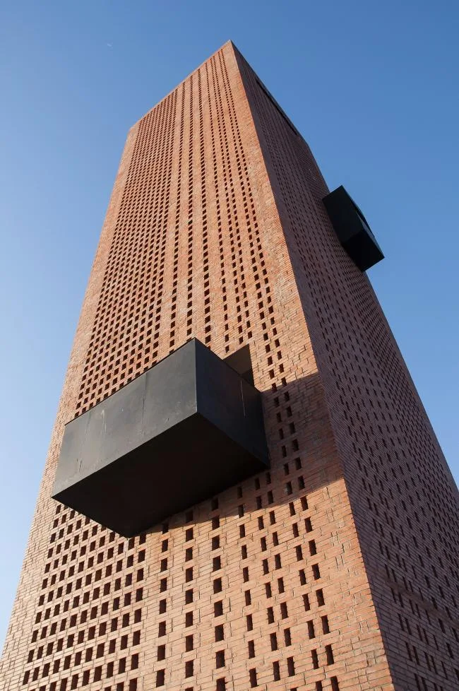 BIM建筑|湿地中的红砖塔 / 空格建筑