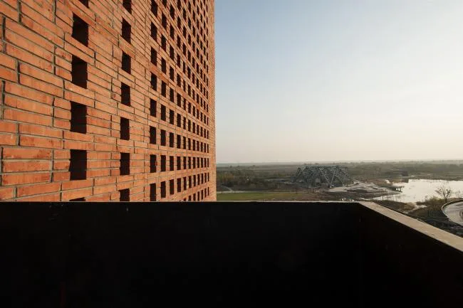 BIM建筑|湿地中的红砖塔 / 空格建筑
