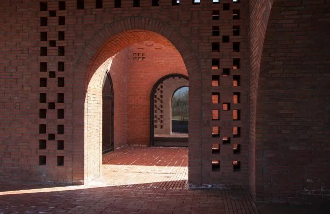 BIM建筑|湿地中的红砖塔 / 空格建筑