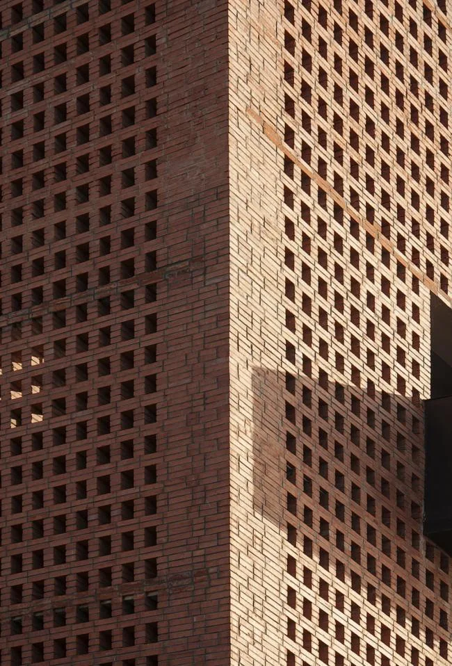 BIM建筑|湿地中的红砖塔 / 空格建筑