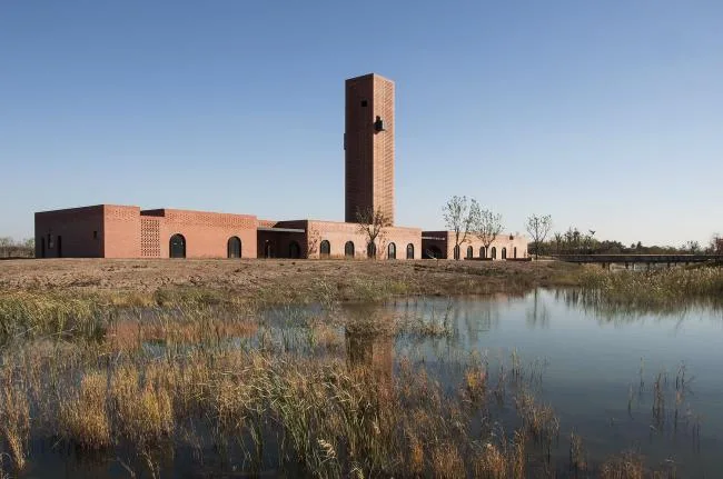 BIM建筑|湿地中的红砖塔 / 空格建筑