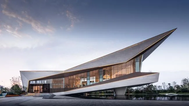 BIM建筑|展翅而飞的鹰：武汉朗廷元著生涯方法体验馆 / 成执建筑