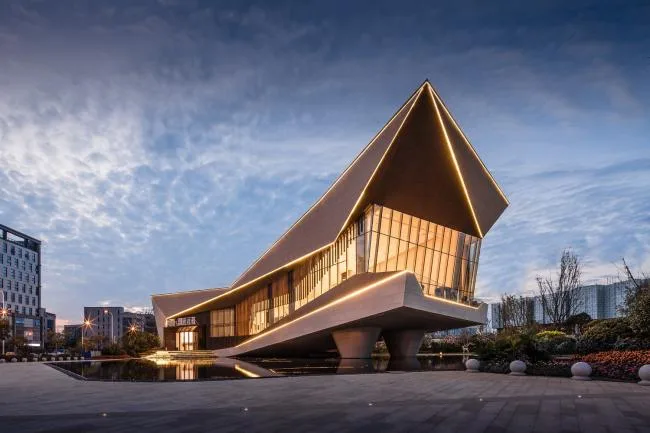 BIM建筑|展翅而飞的鹰：武汉朗廷元著生涯方法体验馆 / 成执建筑