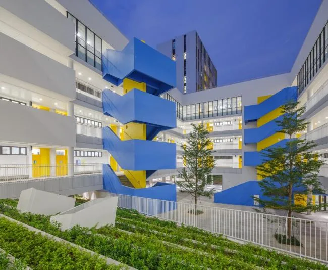 BIM建筑|嵌套的多彩盒子：华中师范年夜学从属龙园黉舍 / 筑博设计-结合公设 + H DESIGN
