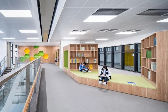 BIM建筑|嵌套的多彩盒子：华中师范年夜学从属龙园黉舍 / 筑博设计-结合公设 + H DESIGN