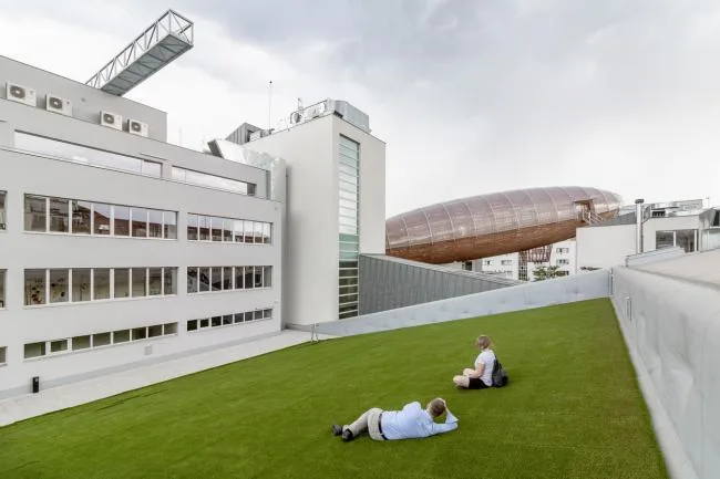 BIM建筑|外表柔嫩的混凝土建筑：DOX+ 今世艺术中间 / Petr Hajek Architekti