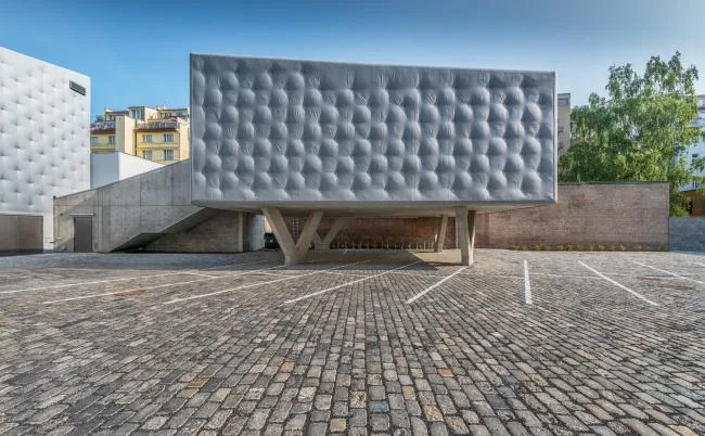 BIM建筑|外表柔嫩的混凝土建筑：DOX+ 今世艺术中间 / Petr Hajek Architekti