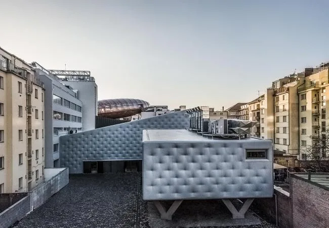 BIM建筑|外表柔嫩的混凝土建筑：DOX+ 今世艺术中间 / Petr Hajek Architekti