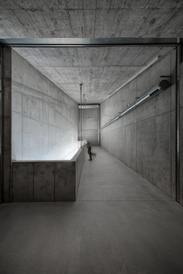 BIM建筑|外表柔嫩的混凝土建筑：DOX+ 今世艺术中间 / Petr Hajek Architekti
