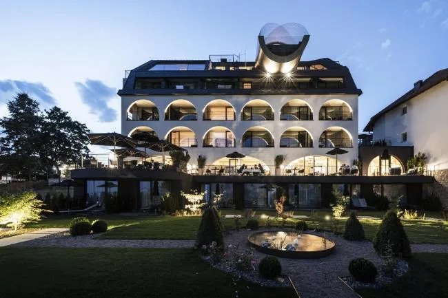 BIM建筑|源于新艺术活动灵感：意年夜利拱门旅店 / noa network of architecture