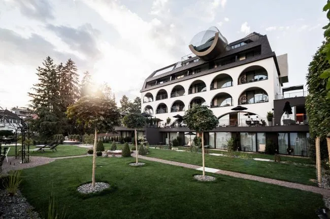 BIM建筑|源于新艺术活动灵感：意年夜利拱门旅店 / noa network of architecture