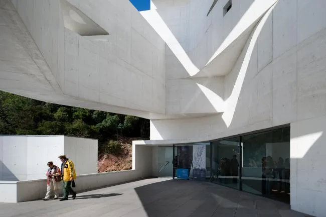 BIM建筑|层叠交织的手指坡道，在规整的秩序中追求变体 / Alvaro Siza建筑师事务所