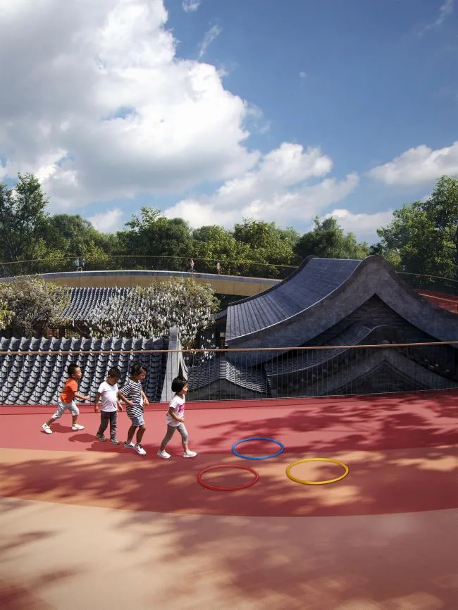 BIM建筑|MAD为北京四合院设计漂浮屋顶幼儿园，孩子们可以“上房揭瓦”啦
