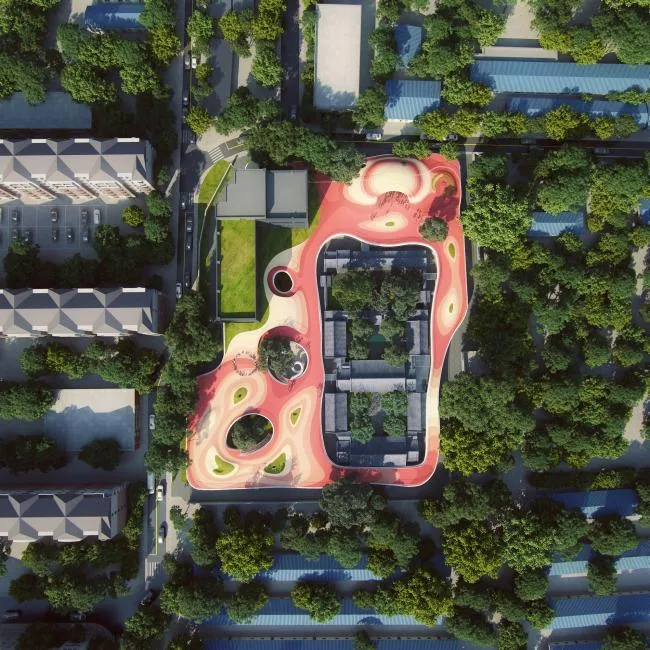 BIM建筑|MAD为北京四合院设计漂浮屋顶幼儿园，孩子们可以“上房揭瓦”啦