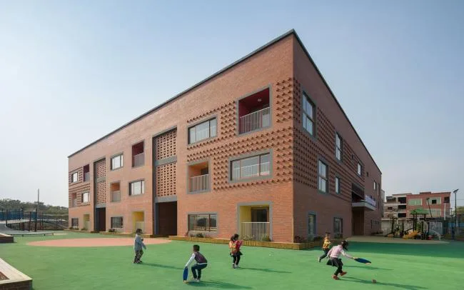 BIM建筑|厦门 / 孩子们在敞亮流利的中庭内肆意地奔驰 —— 新南幼儿园