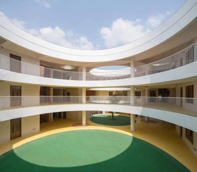 BIM建筑|厦门 / 孩子们在敞亮流利的中庭内肆意地奔驰 —— 新南幼儿园