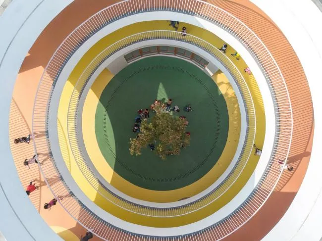 BIM建筑|厦门 / 孩子们在敞亮流利的中庭内肆意地奔驰 —— 新南幼儿园