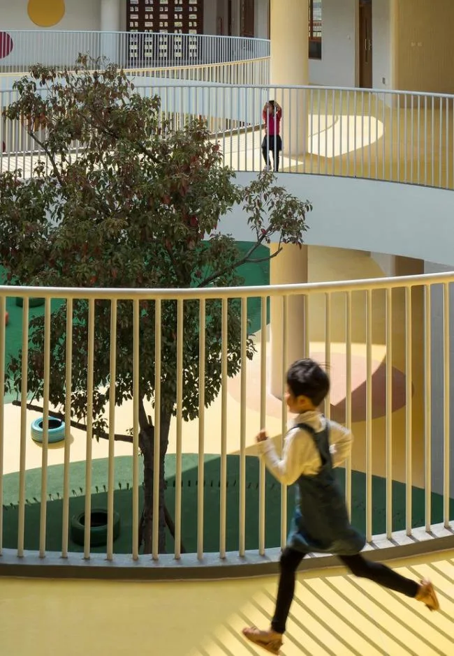 BIM建筑|厦门 / 孩子们在敞亮流利的中庭内肆意地奔驰 —— 新南幼儿园