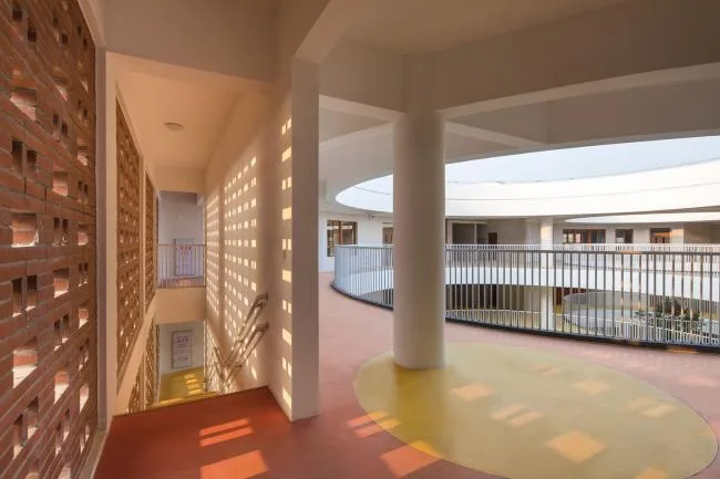 BIM建筑|厦门 / 孩子们在敞亮流利的中庭内肆意地奔驰 —— 新南幼儿园