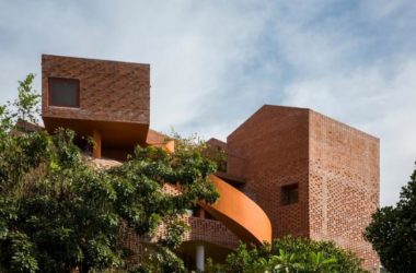 BIM建筑|用红砖构建起俏皮的空间，好像一座宏大乐高的Chuon Chuon Kim 2幼儿园-BIM建筑网