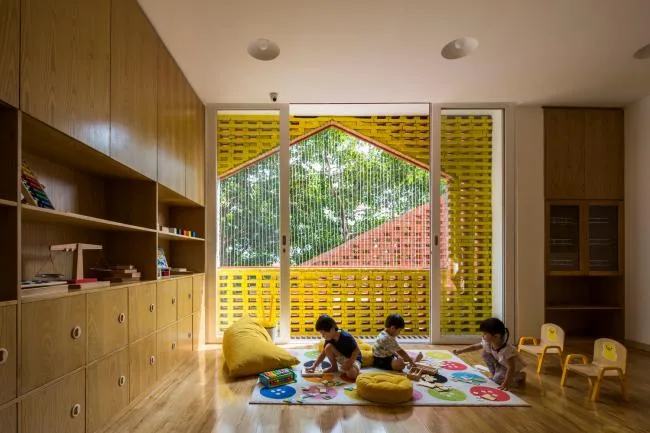 BIM建筑|用红砖构建起俏皮的空间，好像一座宏大乐高的Chuon Chuon Kim 2幼儿园