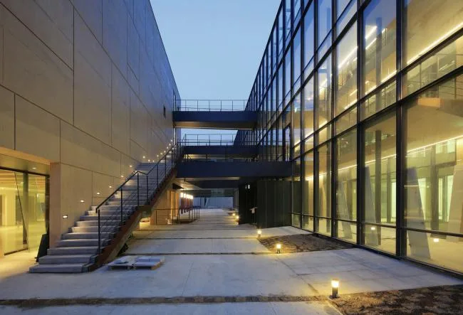 BIM建筑|运动丰盛多样的片子小城：韩国明影片公司坡州年夜楼 / 履露斋