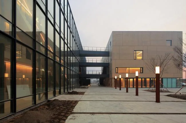 BIM建筑|运动丰盛多样的片子小城：韩国明影片公司坡州年夜楼 / 履露斋