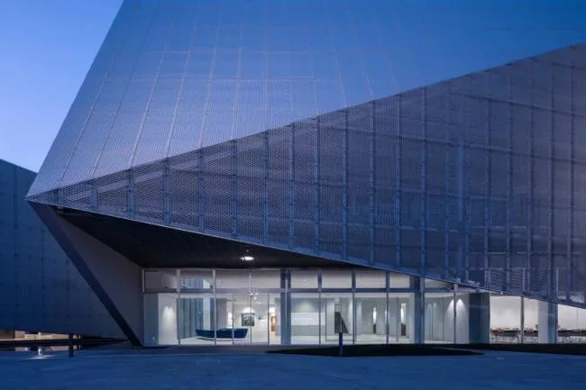 BIM建筑|浅水池边的半透明展现馆