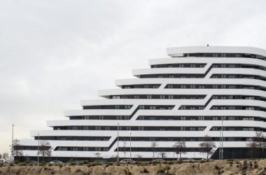 BIM建筑|自由曲线修建的白色雕塑：湖畔天台公寓-BIM建筑网