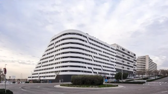 BIM建筑|自由曲线修建的白色雕塑：湖畔天台公寓