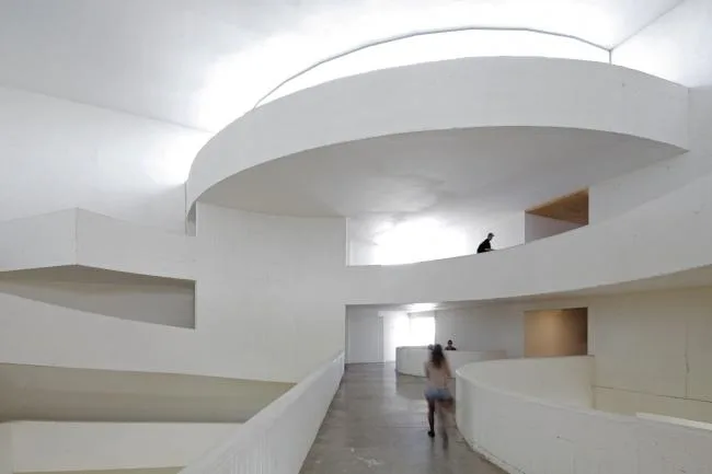 BIM建筑|回环波折的坡道交织纵横于幻化多姿的空间 / Santo Tomas学院中间