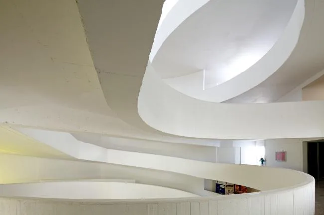 BIM建筑|回环波折的坡道交织纵横于幻化多姿的空间 / Santo Tomas学院中间