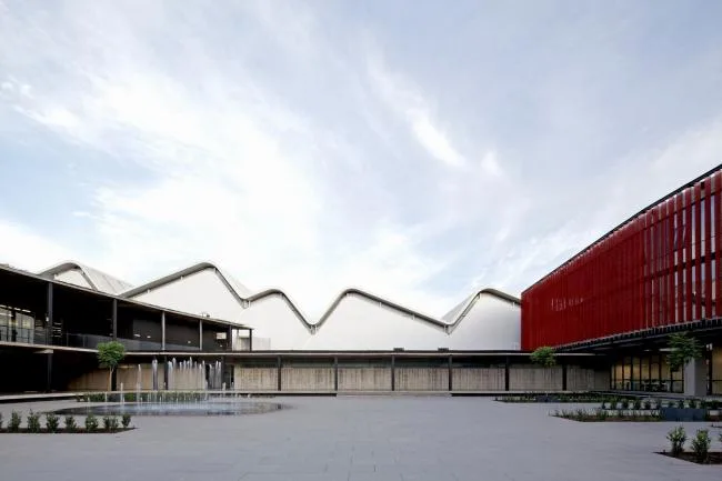 BIM建筑|现代金属质感，自由海浪屋顶诠释跨越50年时空的工场重构