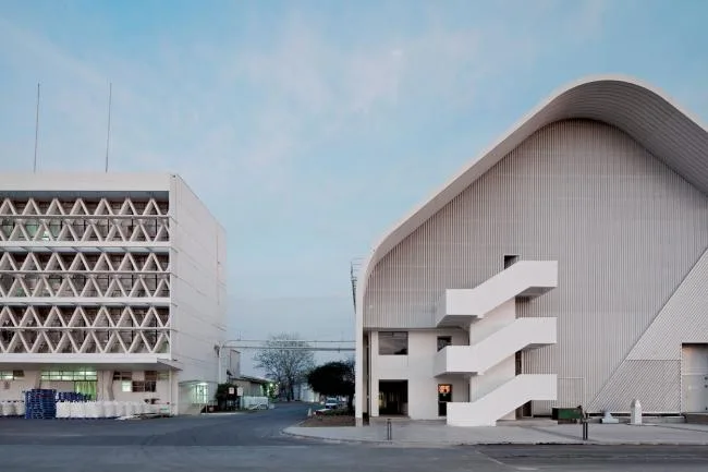 BIM建筑|现代金属质感，自由海浪屋顶诠释跨越50年时空的工场重构