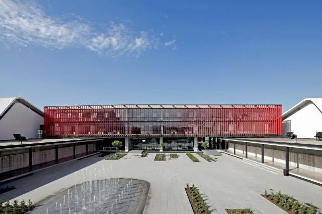 BIM建筑|现代金属质感，自由海浪屋顶诠释跨越50年时空的工场重构