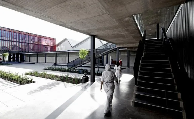 BIM建筑|现代金属质感，自由海浪屋顶诠释跨越50年时空的工场重构